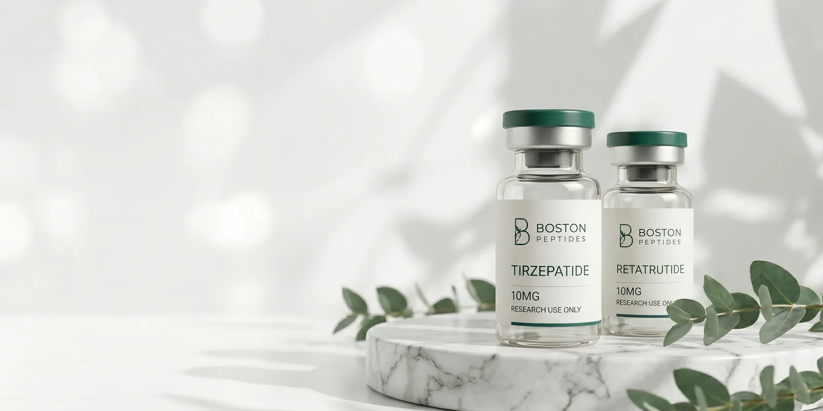 Флаконы Тирзепатид и Ретатрутид Boston Peptides на мраморной подставке